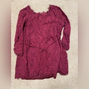 Beautiful lace maternity shirt, zip up back